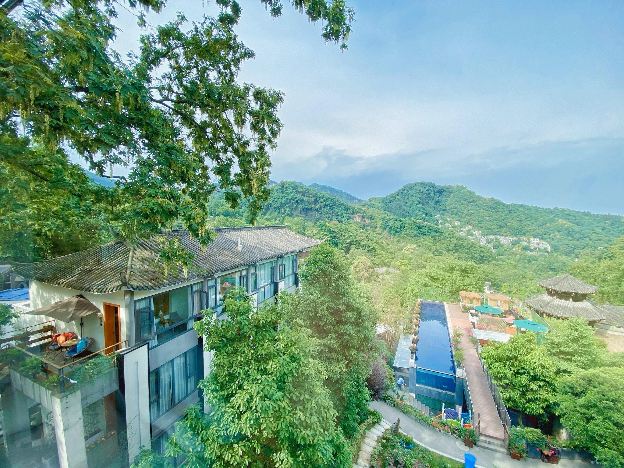 成都周边 ｜住进青城山的玻璃泳池民宿，浴缸里听风看云~