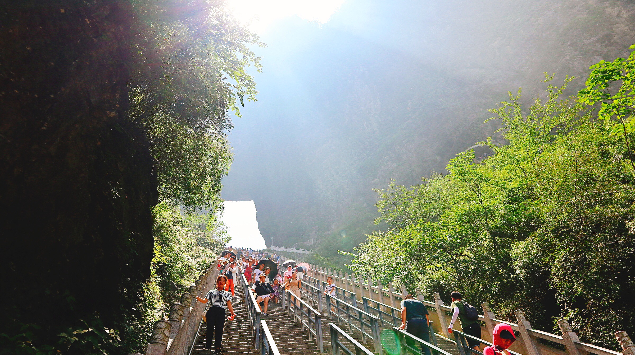 乘世界第一天门山索道，过99道弯的通天大道