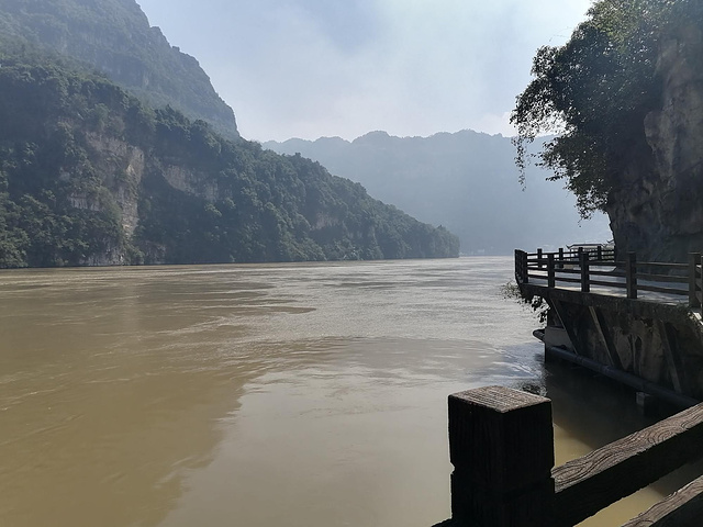 突闻清明的音节传到耳畔之间,这就是居住在长江两岸,西陵峡土家人的
