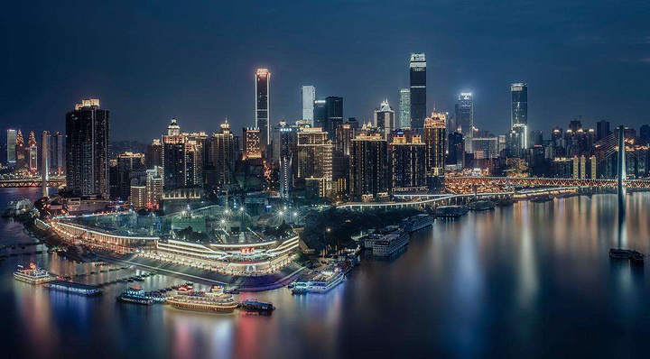 朝天门的夜景也非常美,晚上灯光都开了眼前是灯火辉煌的码头,还有游船