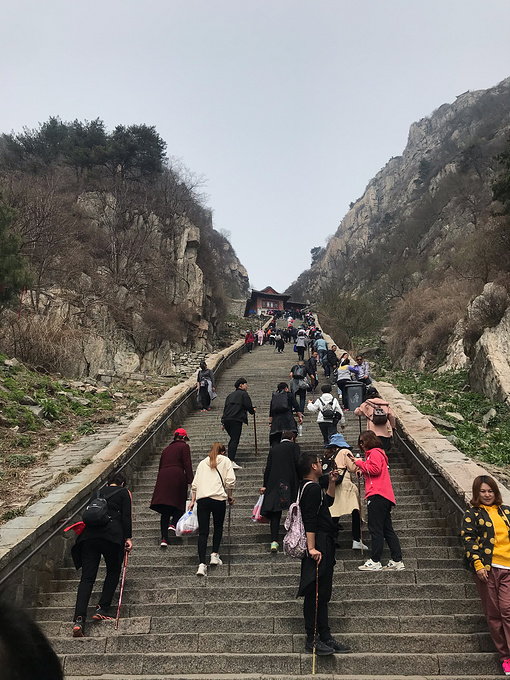 十八盘是整个攀登途中最困难的部分,共1600多级台阶,更为陡峭