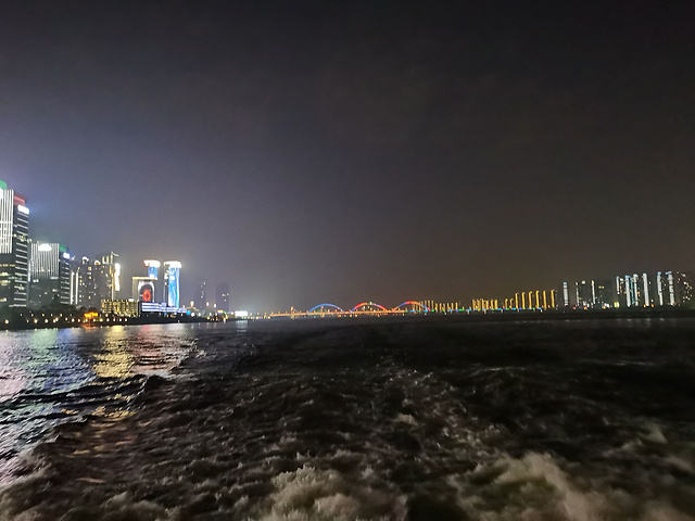 晚上去橘子洲坐船夜游,拍了拍长沙的夜景和夜晚橘子洲头,夜景没有大