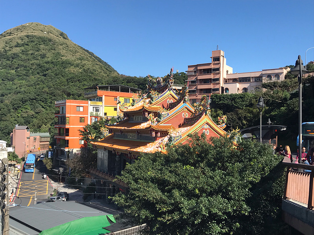 九份,位于台湾新北市瑞芳区,过去曾经因为采矿业发达而风光一时,后来