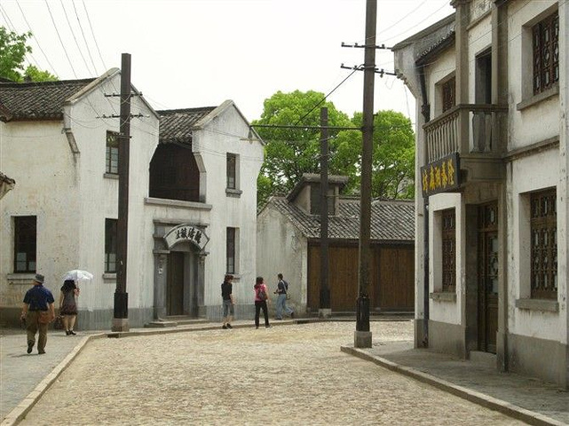 上海影视乐园又名车墩影视基地位于上海市松江区车墩镇始建于1992年是
