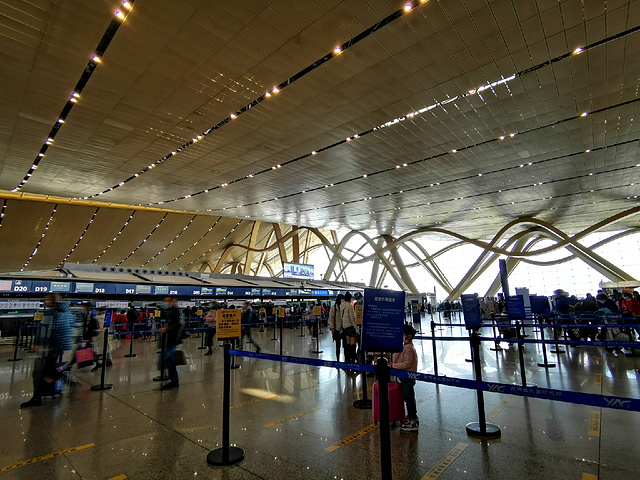 机场很大,走到飞杭州的40多号登机口非常远.而且还要从三楼下到二楼.