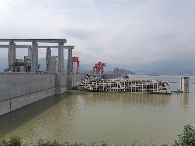 马上就要进入船闸的轮船_三峡大坝旅游区"的评论图片