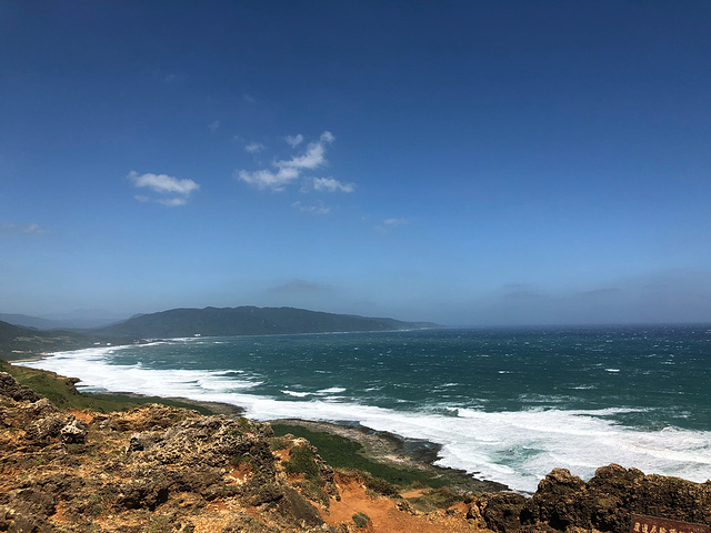 尤其一登上海崖,视野开阔,一旁的绿地,眼前广大的海景,远处碧绿的青山
