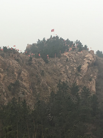 城阳毛公山,空气很清新,山顶能清晰看到伟人的头像,山下的青峰社区