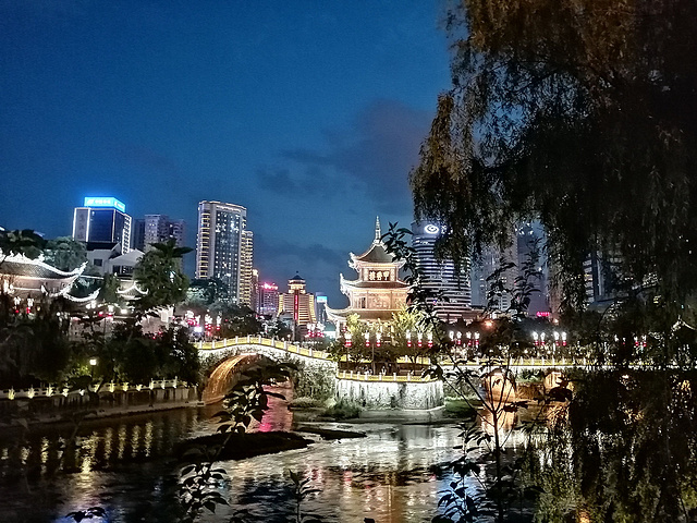 这算是贵阳最美的夜景,有"贵阳外滩"之称.甲秀楼是贵阳的标志性建筑.