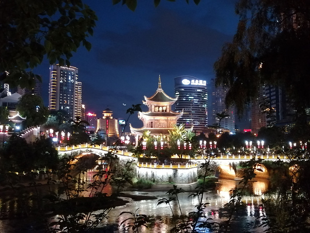 这算是贵阳最美的夜景,有"贵阳外滩"之称.甲秀楼是贵阳的标志性建筑.