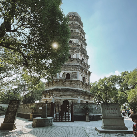 虎丘塔是主要游览项目,因为是斜塔