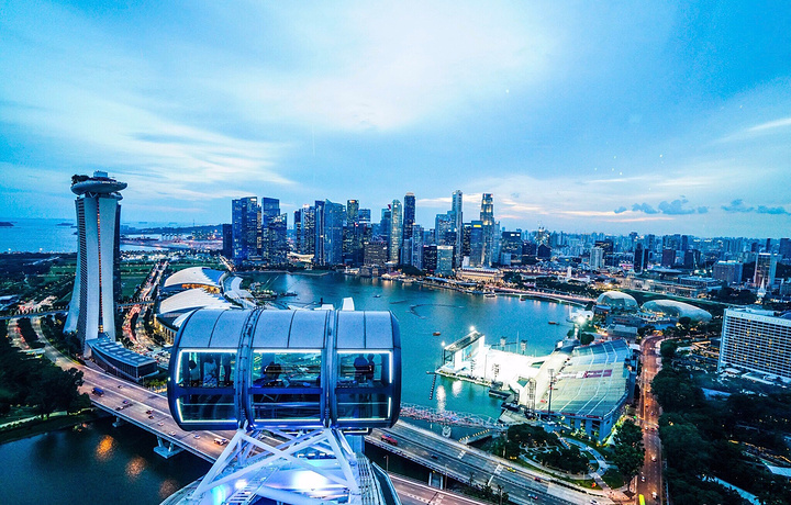 新加坡摩天观景轮又名飞行者摩天轮(singapore flyer)高165米相当于42