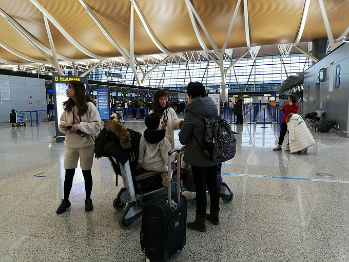45,日本行8人在浦东机场t2航站楼会师,办理出境登机手续,搭乘10:45的