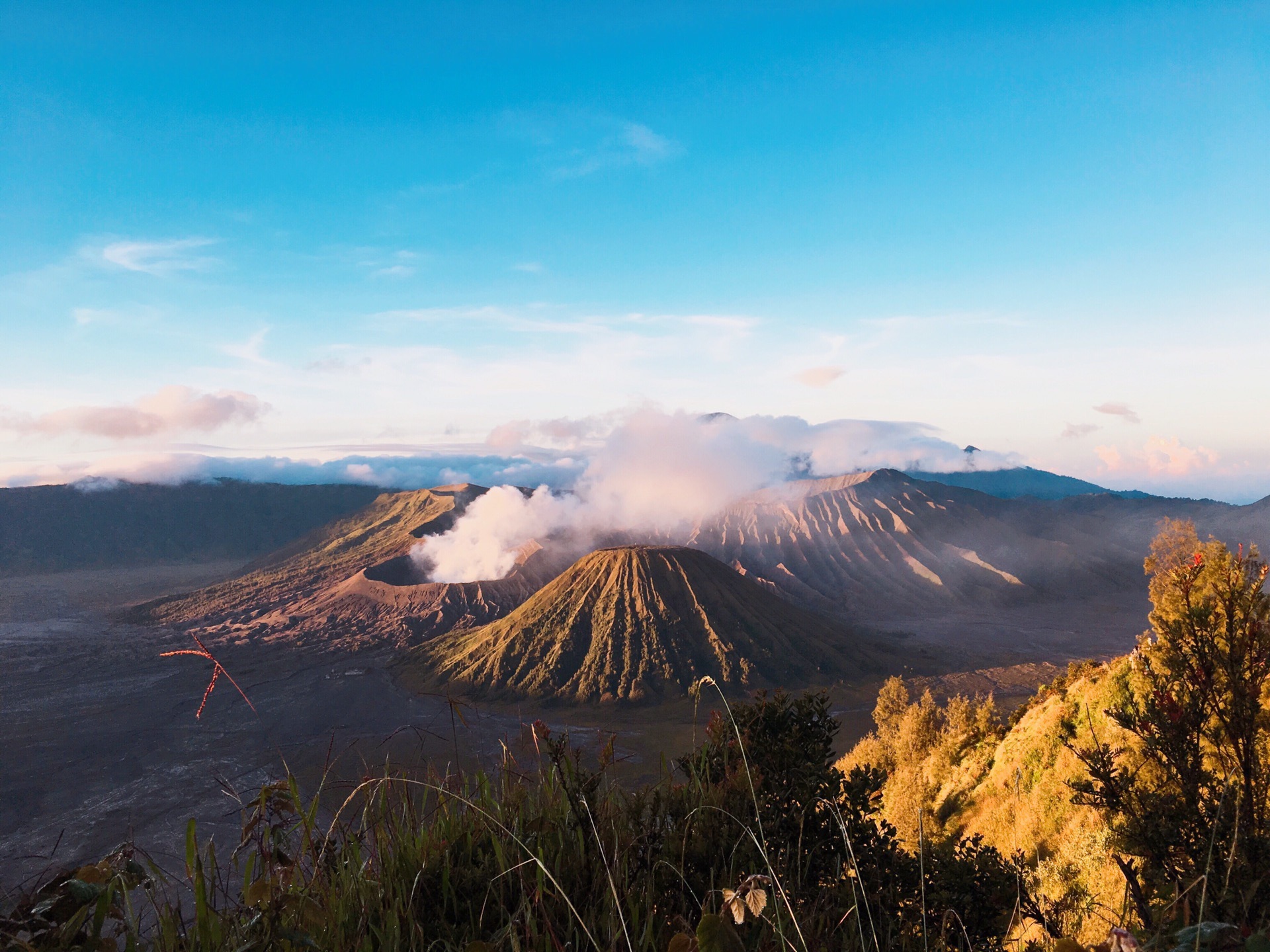 印尼布罗莫火山 一半阳光温暖一半蓬莱仙境的“世界尽头”！_手机凤凰网