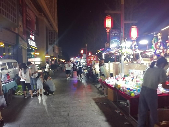 走进来发现是一处夜市,也包含了一些小吃_二仙居商业街"的评论图片