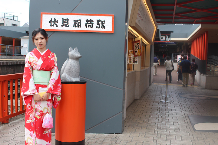 伏见稻荷神社里面有很多狐狸神据说是稻荷神的手下顾名思义有五谷丰登