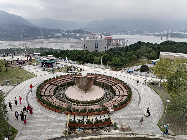 这个就是坛子岭坛子岭景区是三峡工地的制高点是观赏三峡工程全景的