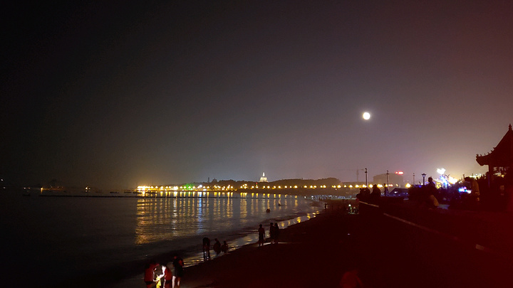 来一张朦胧感海边夜景我们8个人住的挺宽松然后周边就是海昌极地海洋