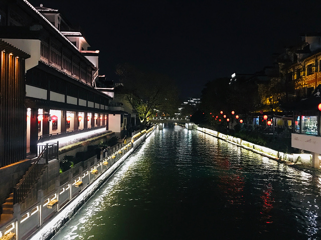 晚上的秦淮河夜景,乘一艘游船观光是极好的.小女生的拍照时间