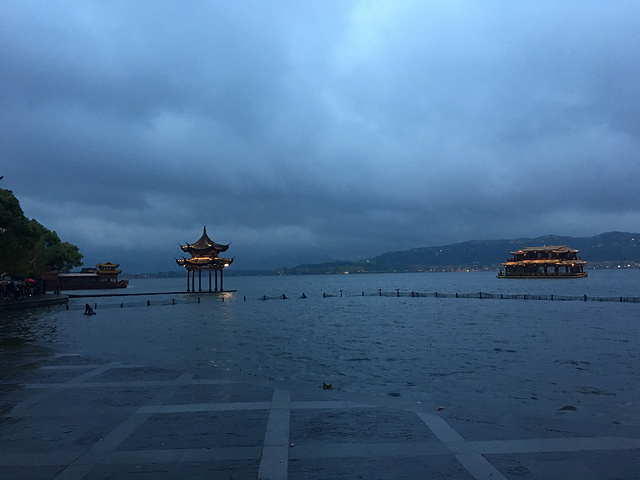 气非常湿润,我们以为能人品大爆发,这三天不下雨,5号早上我们决定先环