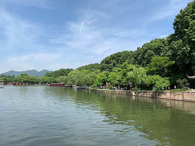 其实西湖十景是分季节观赏的,五一去苏堤春晓和花港观鱼的景色很不错.