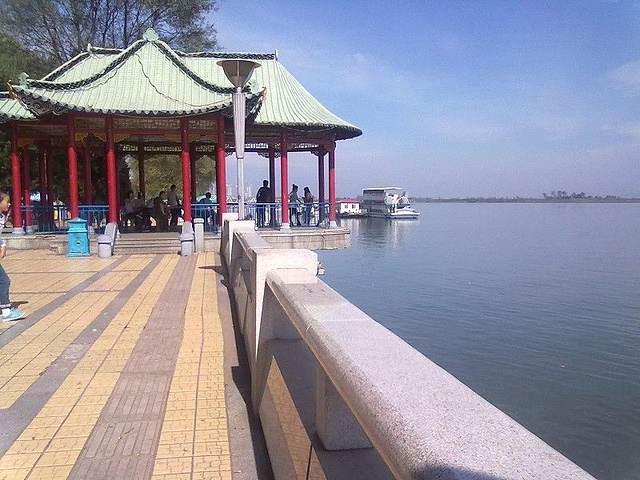 区鸭绿江风景名胜区的核心景区,位于丹东市中心区域南侧的鸭绿江畔,全