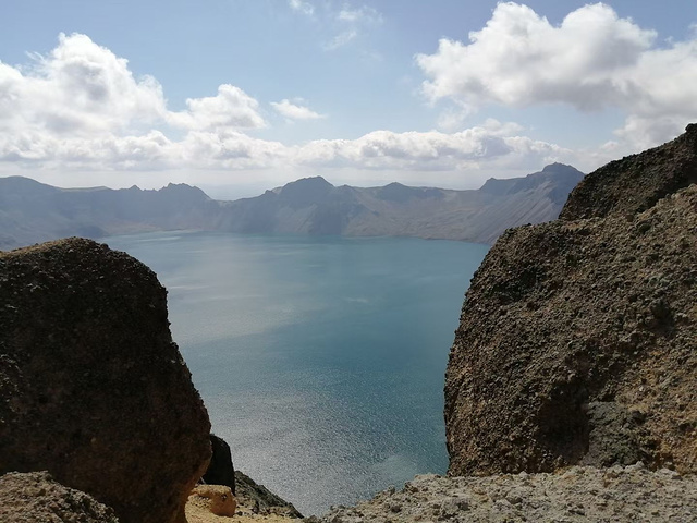 长白山天池是一个火山口是火山喷发形成的高山湖泊是中国最大的火山湖