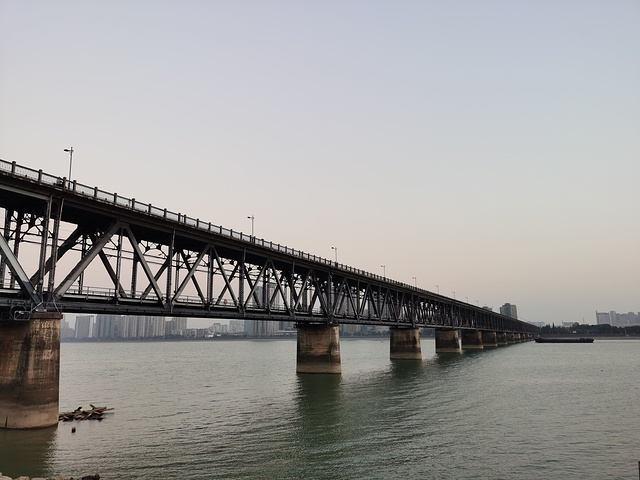 钱塘江大桥始建于民国23年,是一座跨钱塘江双层桁架梁桥,中国桥梁专家