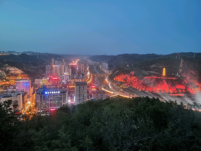 凤凰山上鸟瞰延安市夜景.