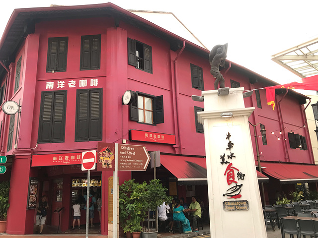 另外,牛车水还是购买旅行纪念品的性价比之选.