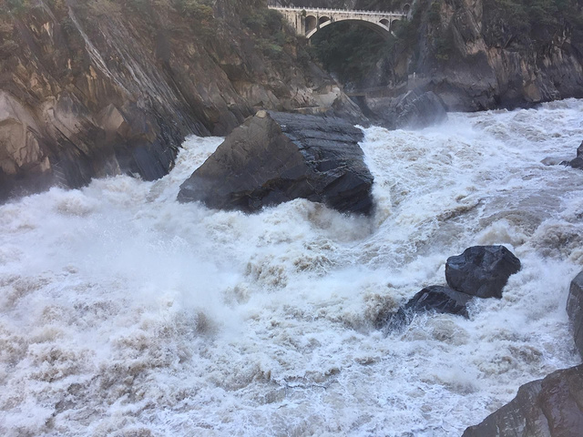 很震撼很壮观,河流中间有几块大石,可能是山体滑坡在山上掉下来的,更