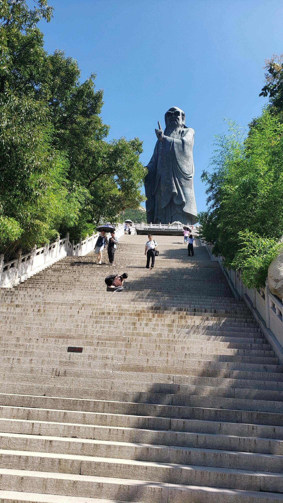 这座老子像高50米,在建成之后,这座老子雕像就成为了崂山风景旅游区的