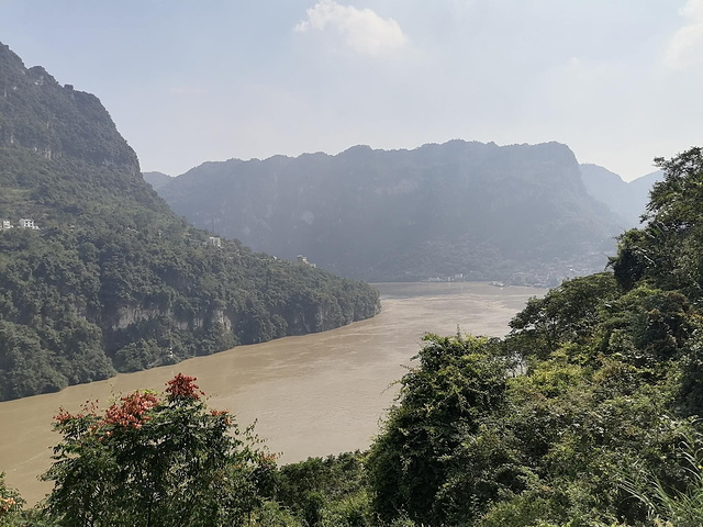 突闻清明的音节传到耳畔之间,这就是居住在长江两岸,西陵峡土家人的