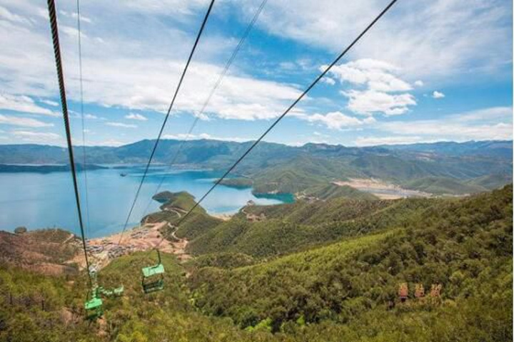 泸沽湖格姆女神山旅游,从山下的尼塞村格姆女神山风景区门口,乘坐索道