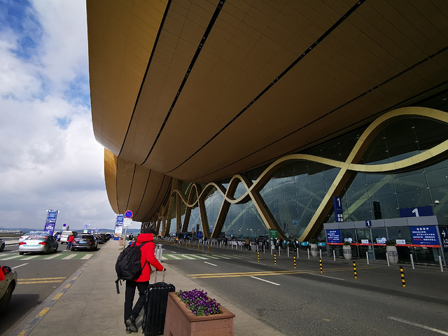 机场很大,走到飞杭州的40多号登机口非常远.而且还要从三楼下到二楼.