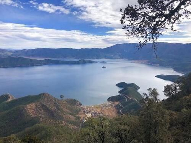 泸沽湖格姆女神山旅游,从山下的尼塞村格姆女神山风景区门口,乘坐索道