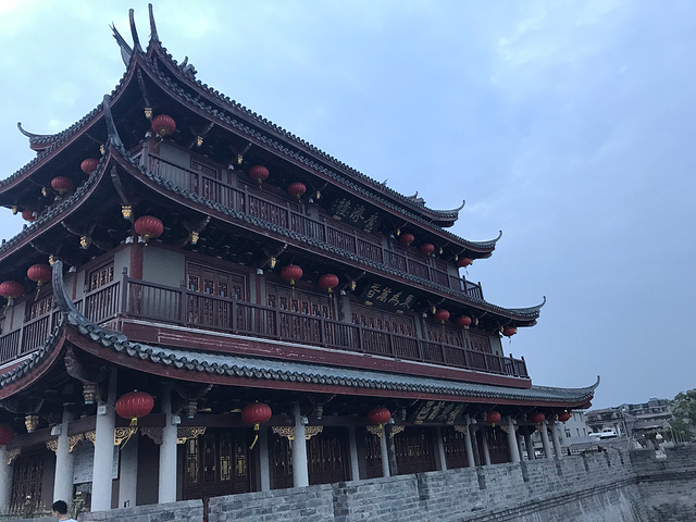 潮州古城,他对面就是湘子桥了.凤凰山和湘子桥(广济桥)表演表演,好看.