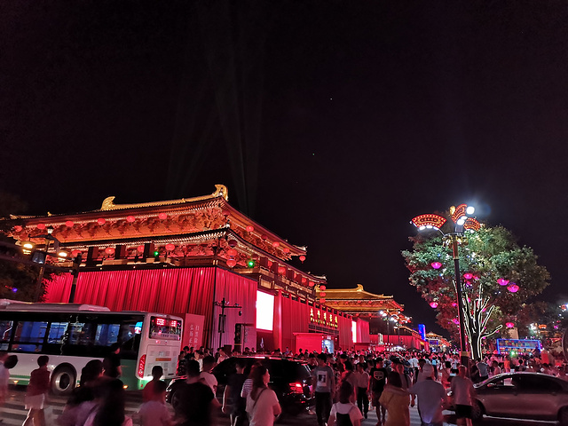 不过真的很漂亮,灯光美轮美奂,还有很多表演,但是人也超多_大唐不夜城