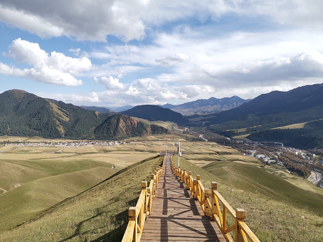 站在卓尔山顶视野极度开阔,处处美景,宛如仙境,令人心旷神怡.