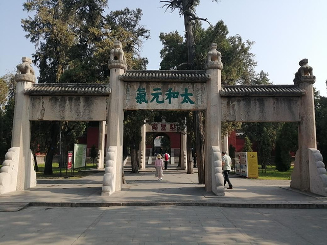 孔庙孔府孔林统称曲阜三孔是中国历代纪念孔子是历代儒客朝拜之圣地先