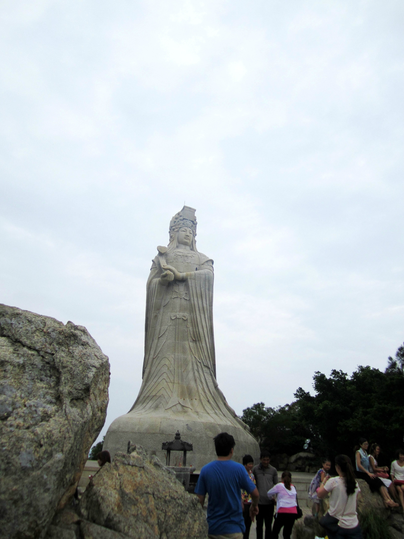 湄屿潮音公园比较值得一去,上岛后就能看到湄洲岛对其的宣传图片