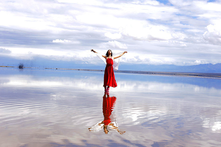 如果说玻利维亚的"天空之镜"是令人沉醉的绝美圣地,那青海的茶卡盐湖