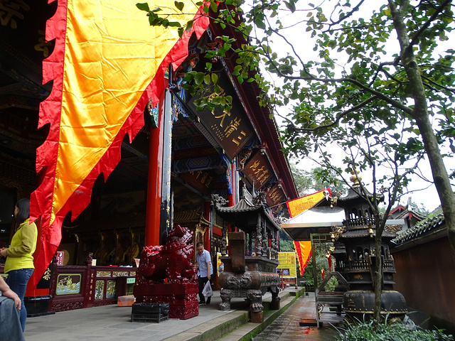 成都青城山 殿内供奉道教最高神"三清",即玉清元始天尊,上清灵宝天尊