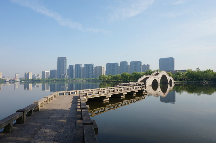 有些绍兴市民早晨会来瓜渚湖公园晨跑这里景色宜人环境优雅的确是一个