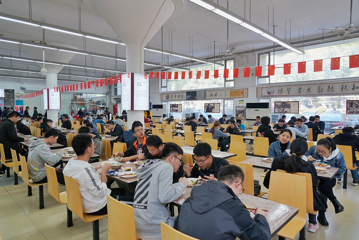 倒是可以再爬岳麓山之前,来这里吃个便饭_湖南大学第五食堂"的评论