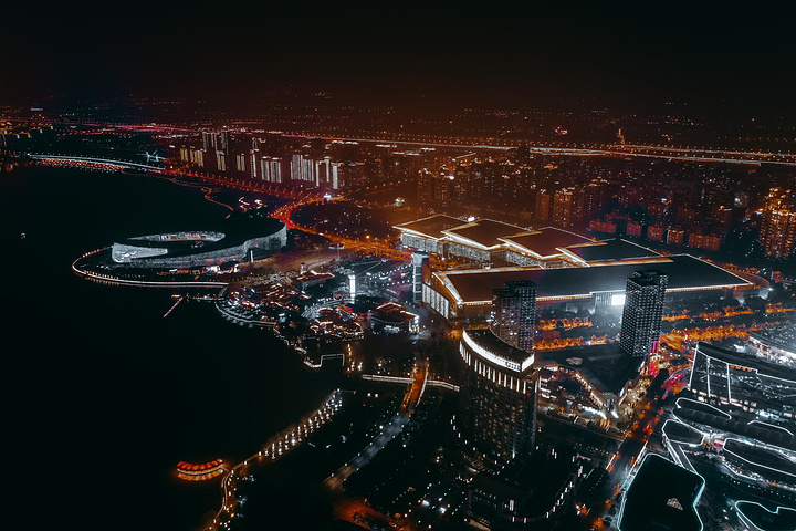 夜景最佳拍摄为晚上1800以后苏州夜景分为湖东和湖西门票消费免门票