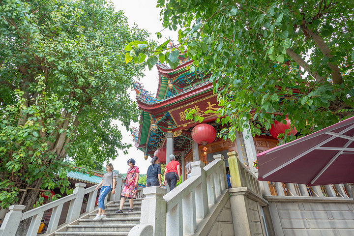 赫然而立,鹭岛是厦门的别称,名山指的则是南普陀寺,山门设有一大两小