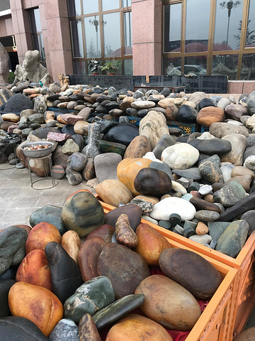 河边捡石头和逛玉石市场,是今天的要游玩项目…….风很大,很冷!