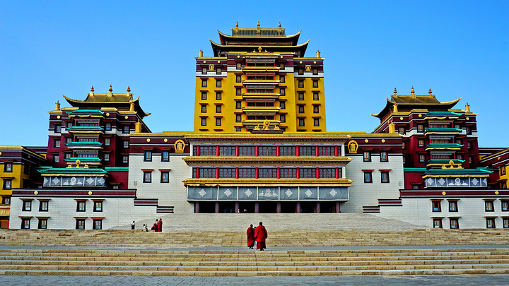 各莫寺,又称慧园寺,是阿坝州藏传佛教三大格鲁派寺院之一,也是一座显