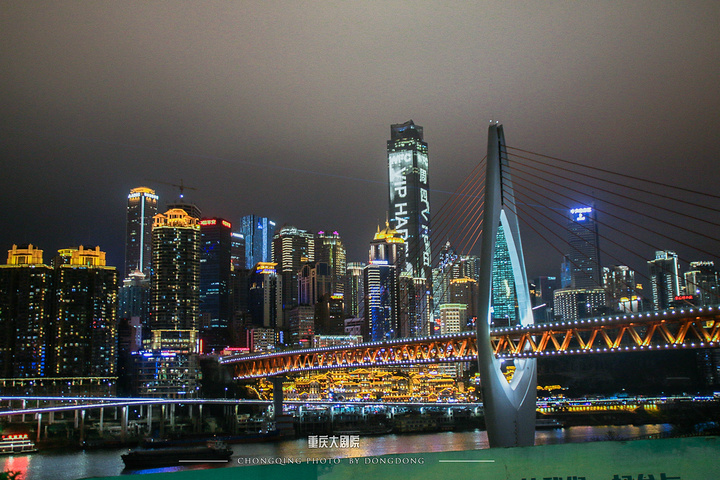 在看到旁边的夜景的那一瞬间,全部都烟消云散,重庆的夜景真的不是盖的